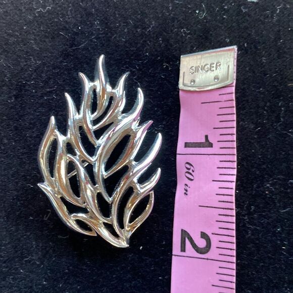 Lot of 4 Trifari Earrings & Brooches - Picture 12 of 13